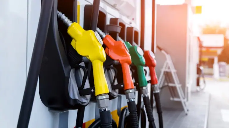 Petrol-Diesel Price Today: अंतरराष्ट्रीय बाजार में उथल-पुथल के बावजूद भारत में थमी तेल की कीमतें, चेक करें अपने शहर का लेटेस्ट रेट