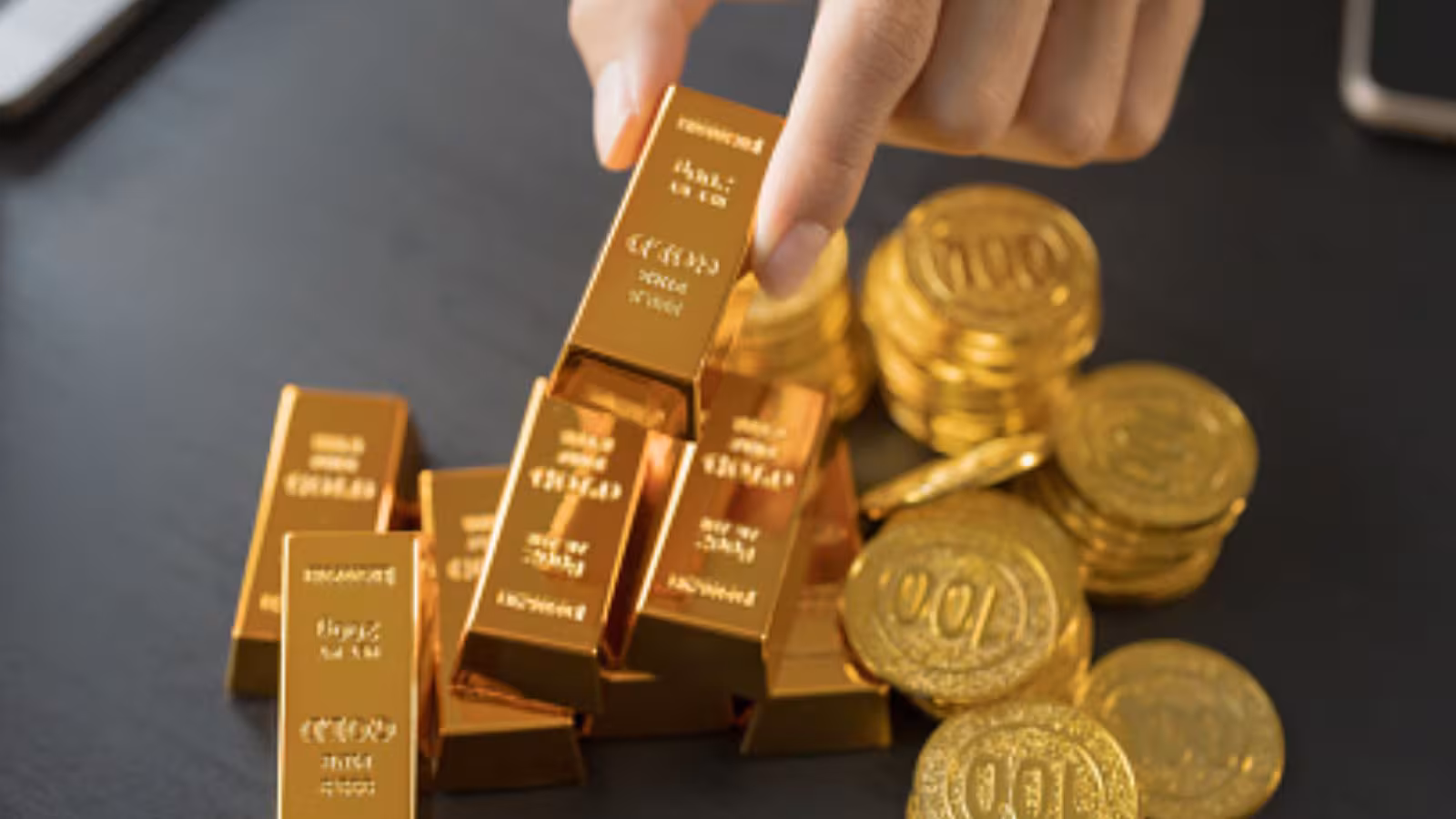 Gold Silver Price Today: सोने के दाम गिरे, चांदी में आया भारी उछाल; जानिए आज आपके शहर में क्या है सोने-चांदी का नया भाव