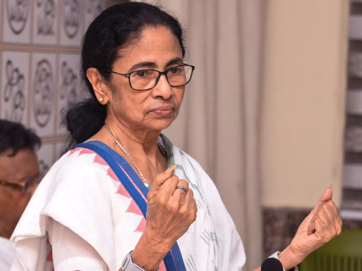 TMC में बड़ी बगावत... ममता बनर्जी की बेहद करीबी सांसद छोड़ सकती हैं पद, भ्रष्टाचार के आरोपों से तंग आकर उठाया कदम