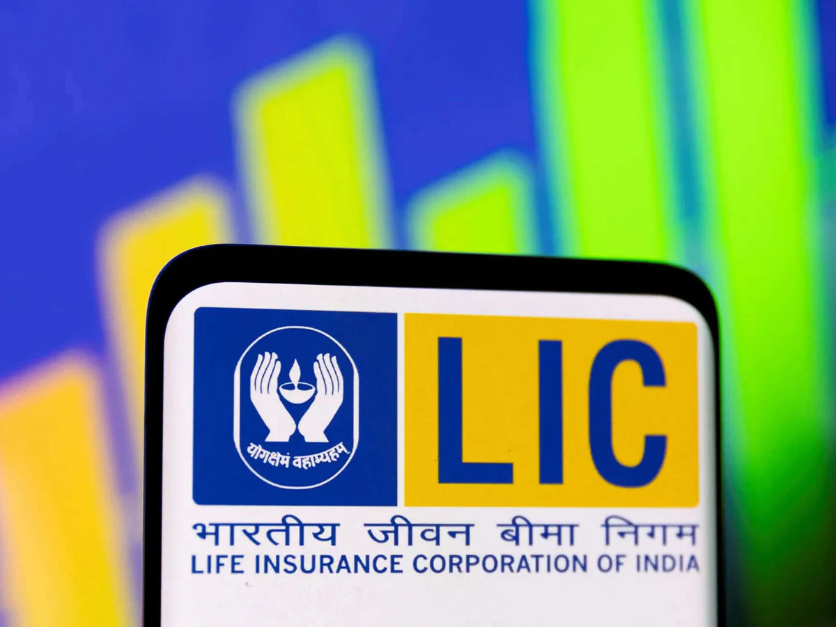 LIC Share Price: अचानक 50% टूटकर 410 रुपये पर आया LIC का शेयर, क्या कंगाल हुए निवेशक या मिला बंपर फायदा? जानें इस गिरावट का असली गणित