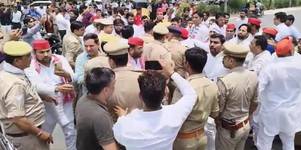 जिम्स अस्पताल विवाद: कर्मचारियों के समर्थन में सड़कों पर उतरी सपा, ग्रेटर नोएडा में हाईवे जाम से थमी रफ्तार