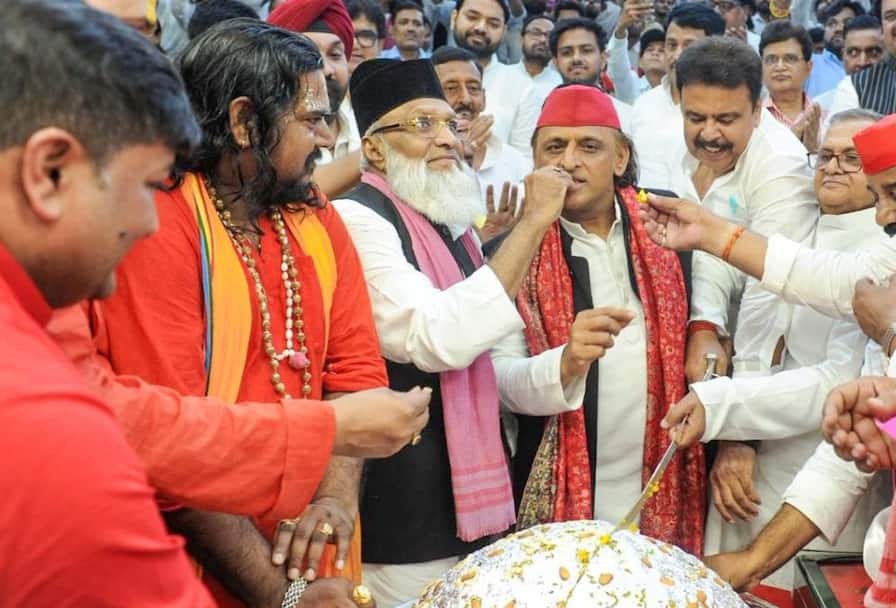 'जियो हजारों साल अखिलेश'... सपा चीफ ने तलवार से काटा 53 किलो का केक, दिग्गजों ने दी जन्मदिन की बधाई