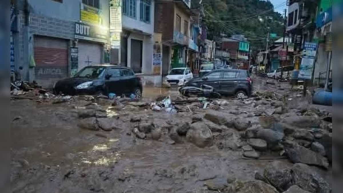 जम्मू-कश्मीर में कुदरत का कहर: डोडा में फटा बादल, सैलाब में बह गए कई मकान और गाड़ियां, इलाके में भारी तबाही