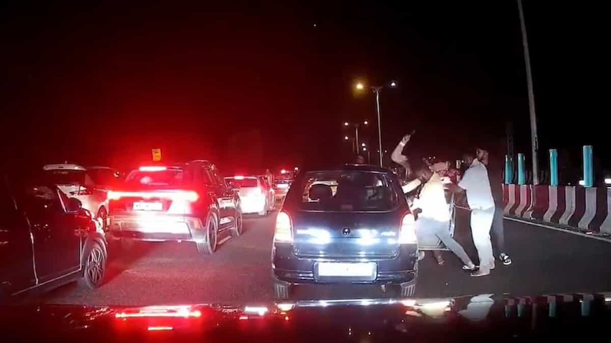 बेंगलुरु हाईवे पर खौफनाक रोड रेज: कार के सामने बाइक अड़ाकर गुंडों ने मचाया उत्पात, रोती रही महिला, सहम गया मासूम बच्चा!