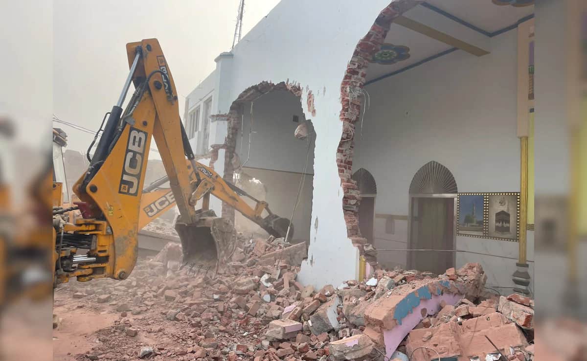 संभल में गरजे बाबा के बुलडोजर: कब्रिस्तान और मस्जिद-ईदगाह जमींदोज, जानें 5 करोड़ की जमीन का पूरा मामला