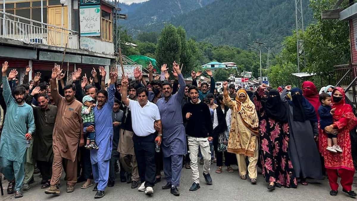 PoK में बड़ा विस्फोट! मुज़फ्फराबाद मार्च को कुचलने के लिए ISI रच रही 'फॉल्स फ्लैग' की साजिश, 20 हजार जवान तैनात, इंटरनेट पूरी तरह बंद
