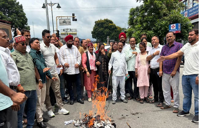 राहुल गांधी के साथ अभद्रता का आरोप: देहरादून में भड़की कांग्रेस, एश्लेहॉल चौक पर फूंका केंद्र सरकार का पुतला