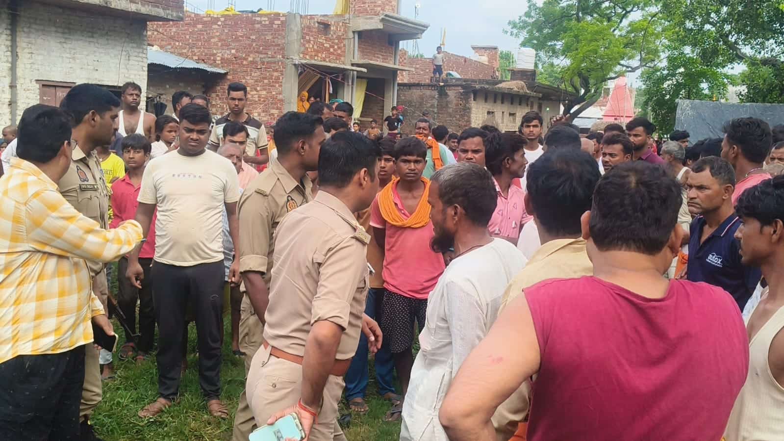 कलयुगी बेटे ने कुल्हाड़ी से वार कर मां को उतारा मौत के घाट, गांव में दहशत