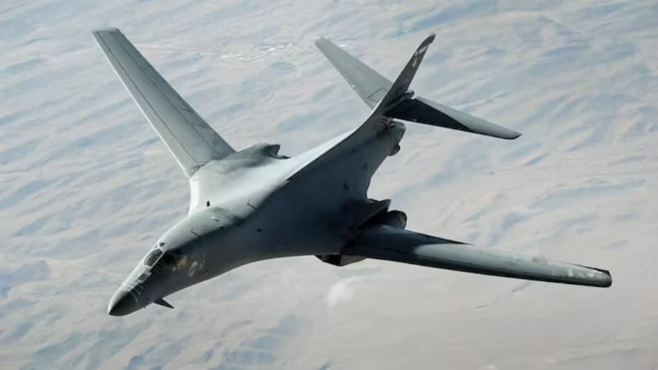US Iran War 2026: ब्रिटेन से भरी उड़ान और ईरान में कर दिया भयंकर विस्फोट, जानें अमेरिकी B-1 लांसर बॉम्बर की खौफनाक ताकत