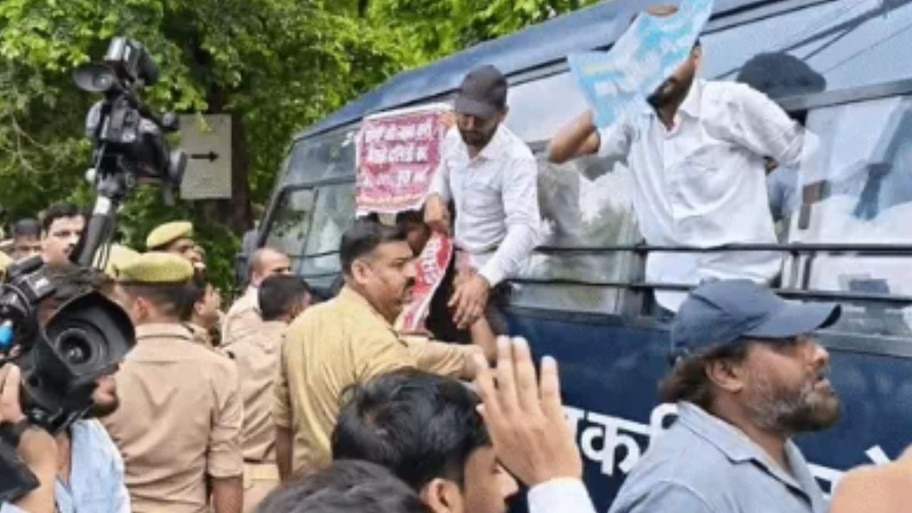 लखनऊ में हाई-वोल्टेज ड्रामा: 