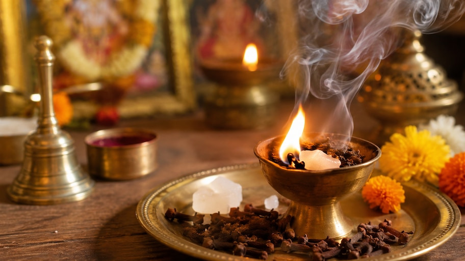 कपूर और लौंग जलाने के पीछे की असली वजह! सिर्फ आस्था नहीं, इसके पीछे छिपा है गहरा वैज्ञानिक और आध्यात्मिक रहस्य