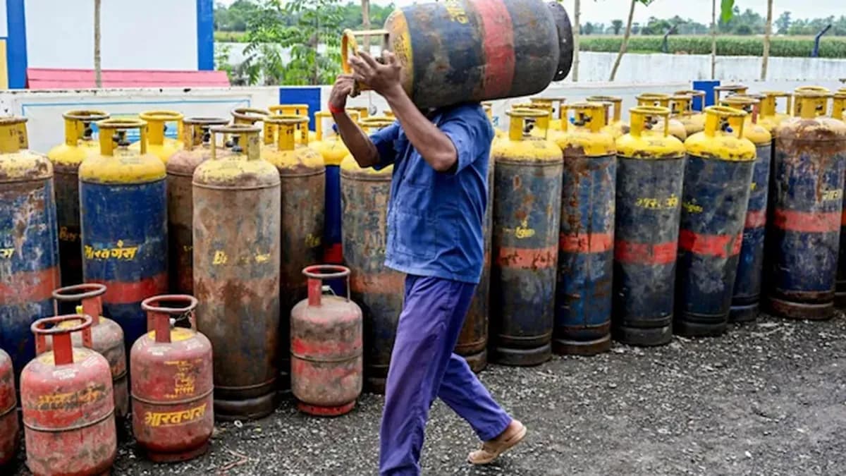 गैस सिलेंडर के दामों में भारी गिरावट: दिल्ली-कोलकाता में कमर्शियल LPG हुआ सस्ता, चेक करें लेटेस्ट रेट्स