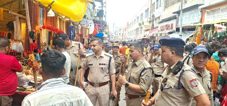 हरकी पैड़ी क्षेत्र में गरजा प्रशासन का बुलडोजर और चला डंडा, अपर रोड पर अतिक्रमण हटाने को लेकर हुई बड़ी कार्रवाई