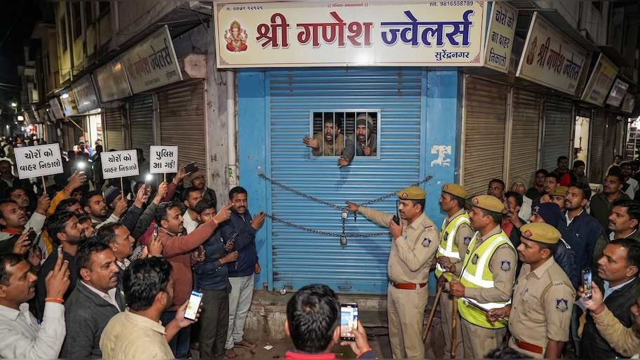 गुजरात के दुकान में फंसे चोरों ने खुद पुलिस को दी अपनी लोकेशन, कहा- 'साहब! बाहर भीड़ खड़ी है, हमें आकर बचा लीजिए'