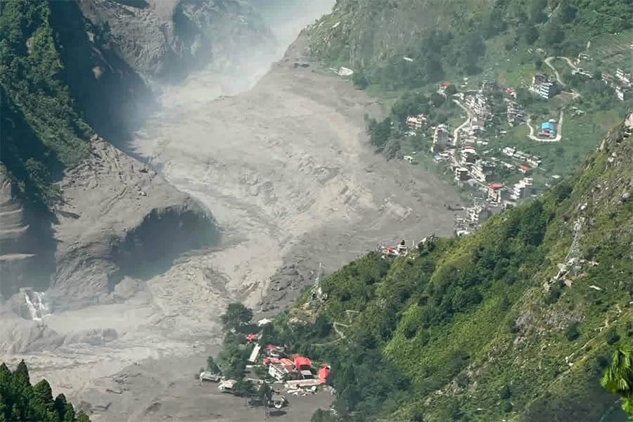 नदी में ग्लेशियर फटने से भीषण बाढ़: 22 की मौत, 384 पर्यटक लापता