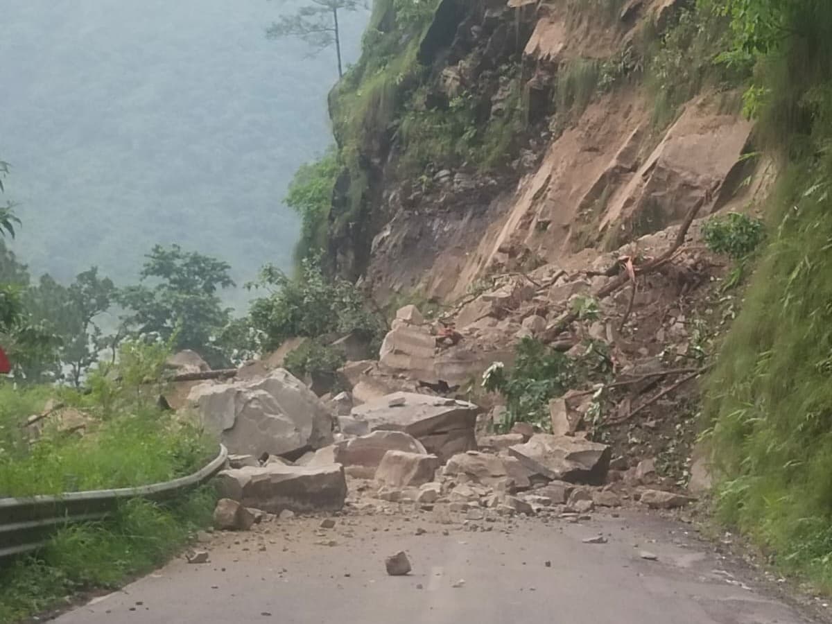 दिल्ली-नैनीताल हाईवे पर अचानक आफत! विशाल बोल्डर गिरे, दोनों तरफ लगा लंबा जाम