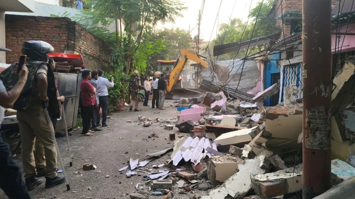 लखनऊ में वकीलों के अवैध चैंबरों पर चला प्रशासन का बुलडोजर: हाईकोर्ट के आदेश के बाद भारी पुलिस बल तैनात