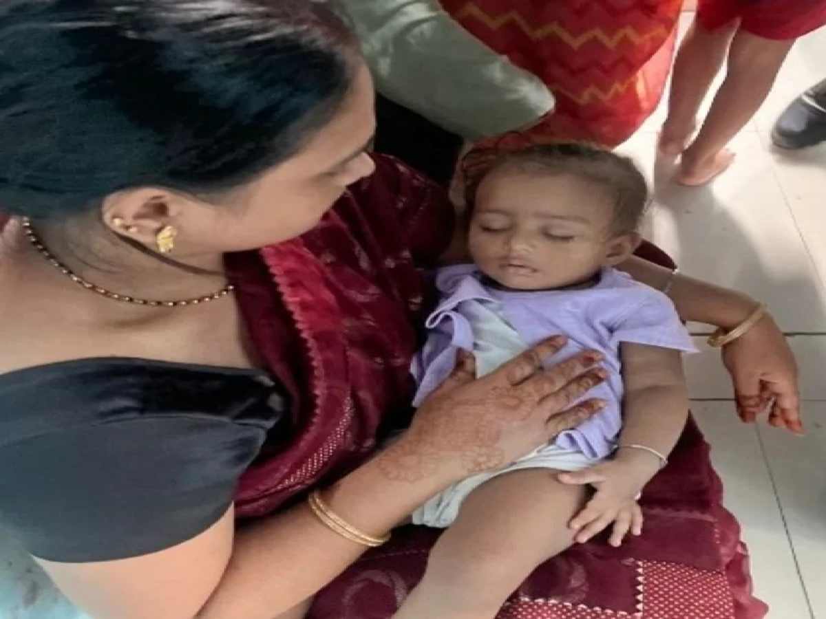 गोरखपुर में खौफनाक लूट, 9 माह की बच्ची की गर्दन पर चाकू रखकर मां से लूटे 5 लाख के गहने