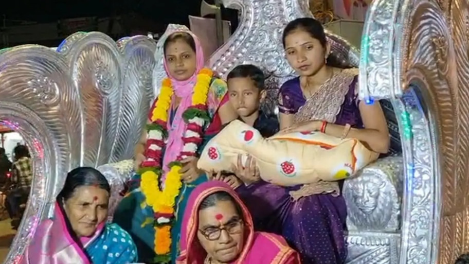 5 पीढ़ियों के लंबे इंतजार के बाद घर में गूंजी किलकारी: परिवार ने रथ पर बैठाकर....