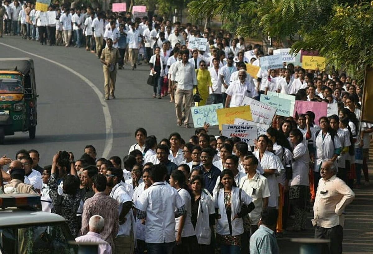 उत्तराखंड में स्वास्थ्य सेवाएं ठप होने के आसार: 1200 रेजिडेंट और इंटर्न डॉक्टर 7 सितंबर से करेंगे हड़ताल, जानें क्यों