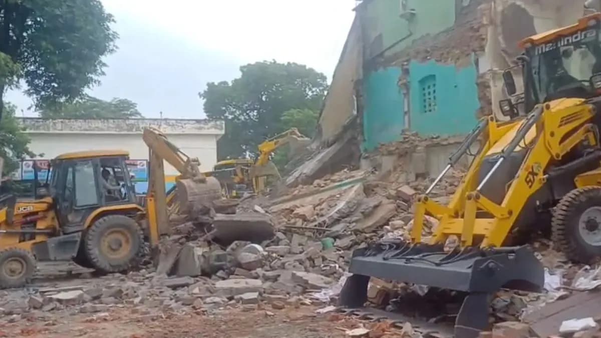 रात में सील, सुबह बुलडोजर! सहारनपुर में मस्जिद के हिस्से पर चला प्रशासन का हथौड़ा
