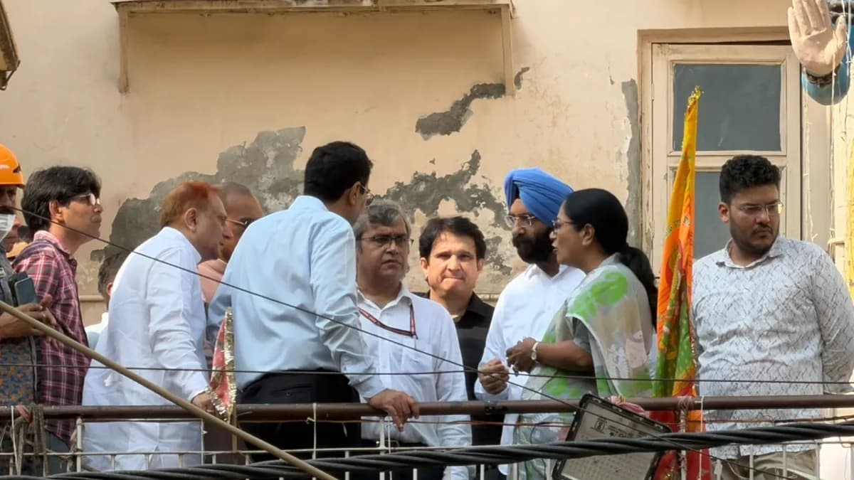 सत्य निकेतन बिल्डिंग हादसे पर सीएम रेखा गुप्ता सख्त, सभी अवैध 5 मंजिला इमारतों को सील करने का बड़ा आदेश
