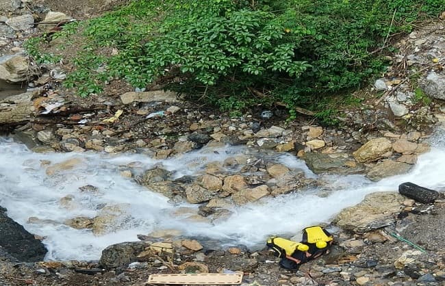 कोल्हूखेत के पास गहरी खाई में मिली लाश, रस्सियों के सहारे SDRF ने किया रेस्क्यू