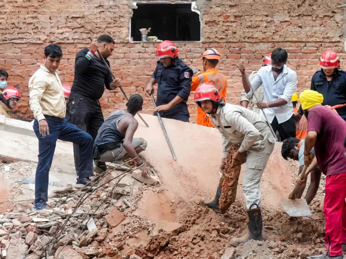 सत्य निकेतन हादसे के बाद एक्शन में MCD: दिल्ली में 51 इमारतें खतरनाक घोषित, 27 पर चलेगा बुलडोजर