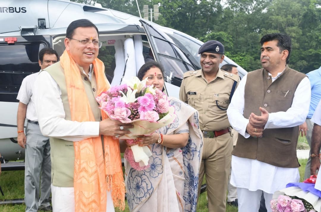 हल्द्वानी पहुंचे CM धामी: हेलीपैड पर सुनीं जनसमस्याएं, अधिकारियों को दिए त्वरित निस्तारण के निर्देश