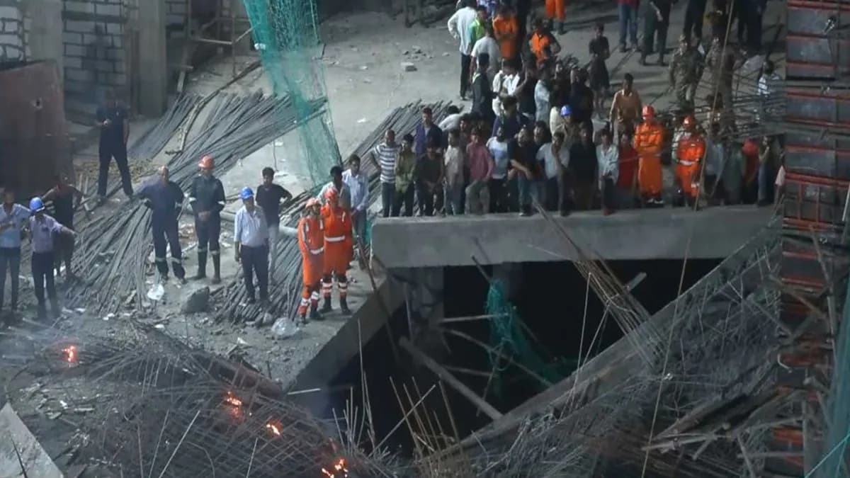 अचानक भरभराकर गिरी भारी मेटल स्लैब, मलबे में फंसे 15 मजदूर; ऐसे बचाई गई जान
