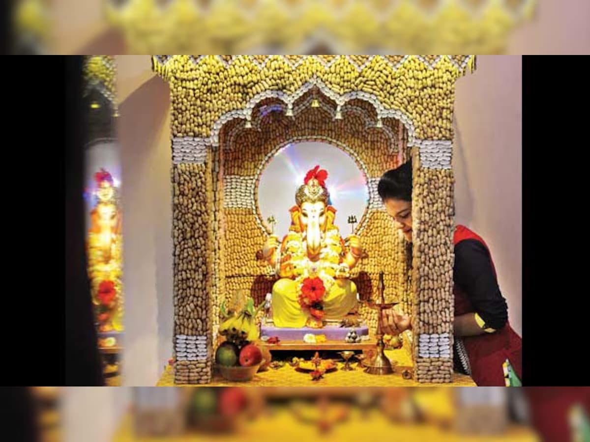 बप्पा के मखर की सजावट में भूलकर भी न लगाएं प्लास्टिक! ये 4 देसी आइडिया हैं सबसे खास