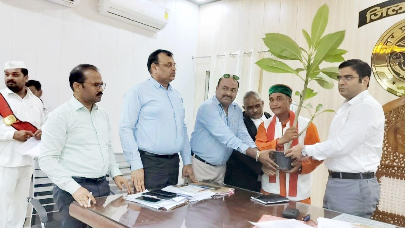 बांदा के गुलाब चंद्र ने बदल दी यूपी की तस्वीर, 54 महीनों में लगा डाले 5000 पौधे