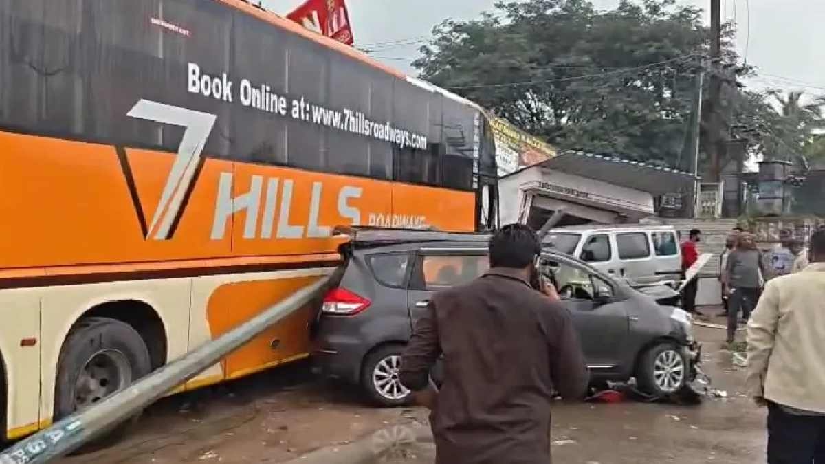 हाईवे पर बेकाबू बस ने 4 गाड़ियों को रौंदा, होटल में घुसते ही भड़की आग; 50 से अधिक जख्मी