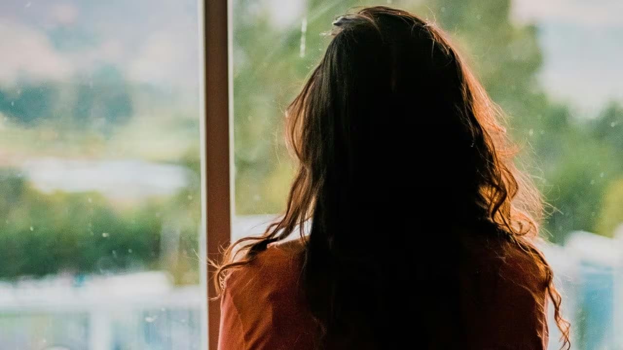 चिता पर जिसका किया था अंतिम संस्कार, 5 साल बाद जिंदा लौटी वही महिला: महराजगंज में बड़ा रहस्य, तो 2021 में कौन जली थी