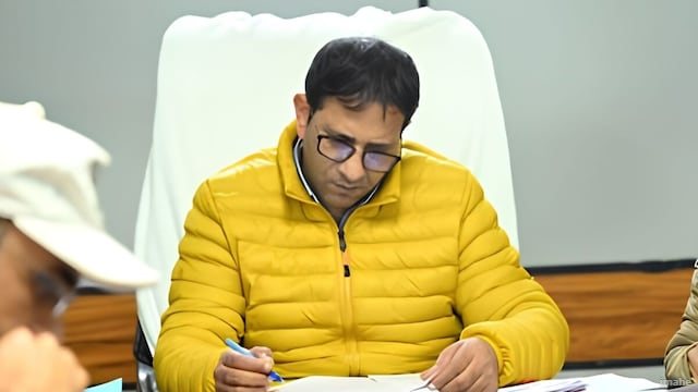 उत्तरकाशी के ऊंचे पहाड़ों पर फंसे 136 ट्रैकर्स: प्रशासन ने शुरू किया युद्धस्तर पर रेस्क्यू ऑपरेशन