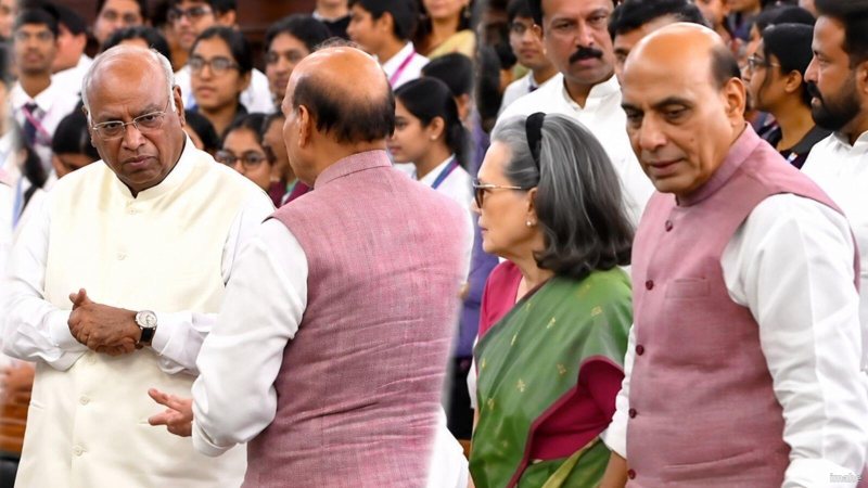 गांधी जयंती पर संविधान सदन में दिखा अनूठा सियासी नजारा