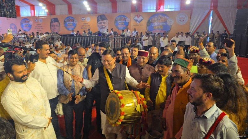 उत्तराखंड आदि रंगोत्सव में पारंपरिक रंग में रंगे मुख्यमंत्री पुष्कर सिंह धामी