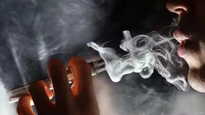 युवाओं का ब्रेन और लंग्स हो रहा है बर्बाद, जानिए कितनी खतरनाक है यह नई लत