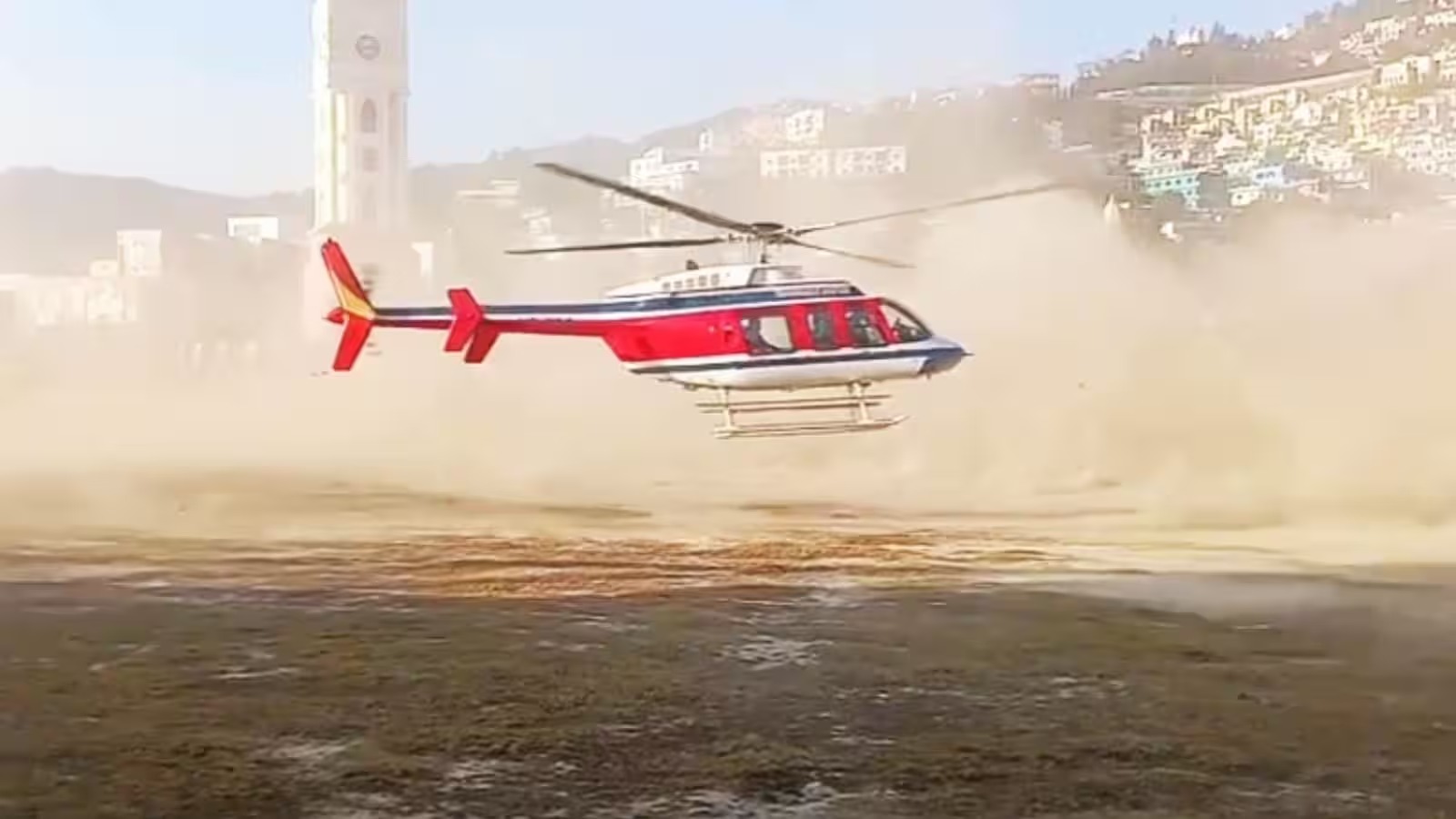 केदारनाथ जा रहे हेलीकॉप्टर की बौराड़ी स्टेडियम नई टिहरी में आपातकालीन लैंडिंग