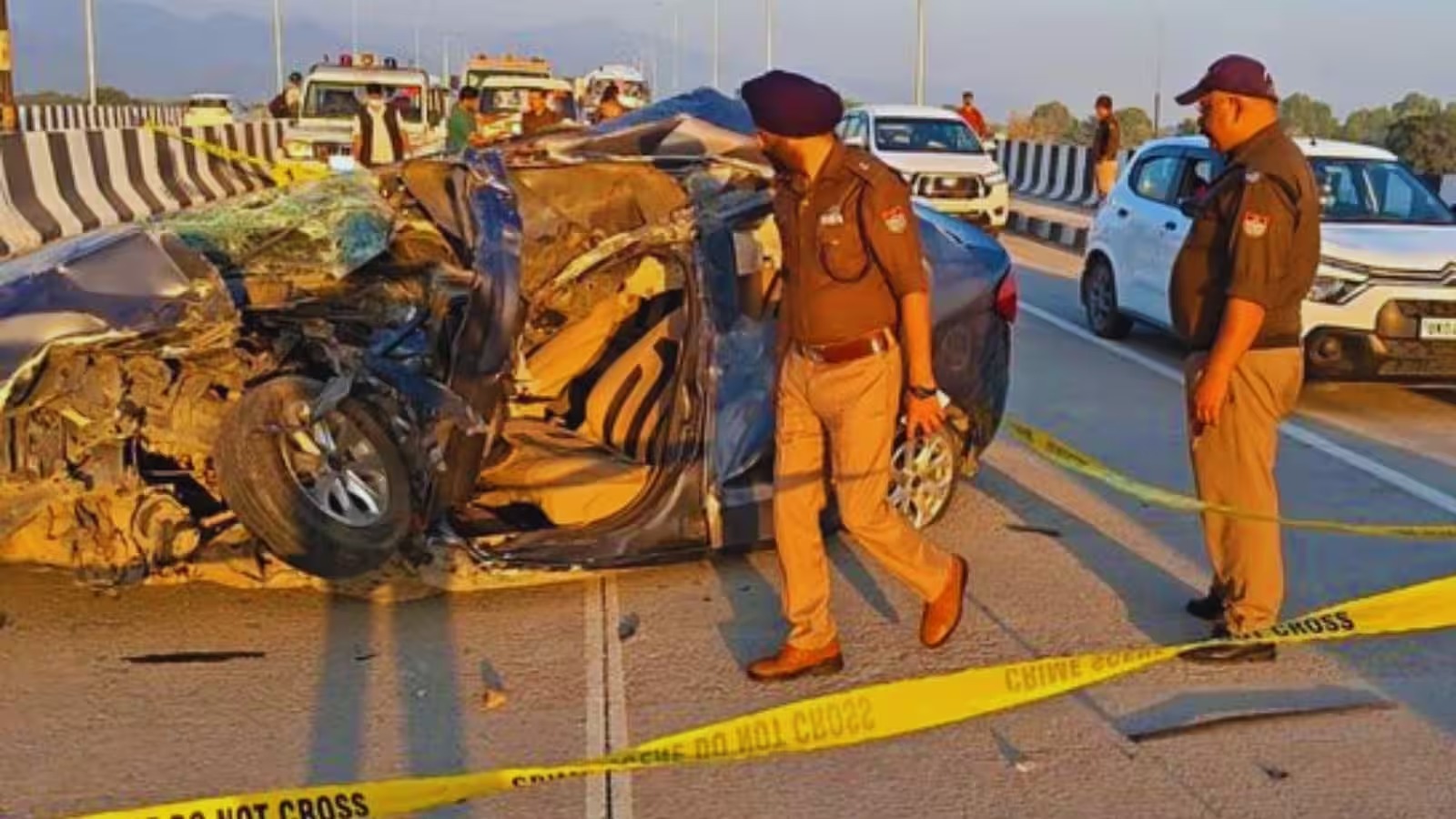 हल्द्वानी में रफ्तार का कहर: अनियंत्रित तेज रफ्तार कार डिवाइडर से टकराकर सड़क पर पलटी